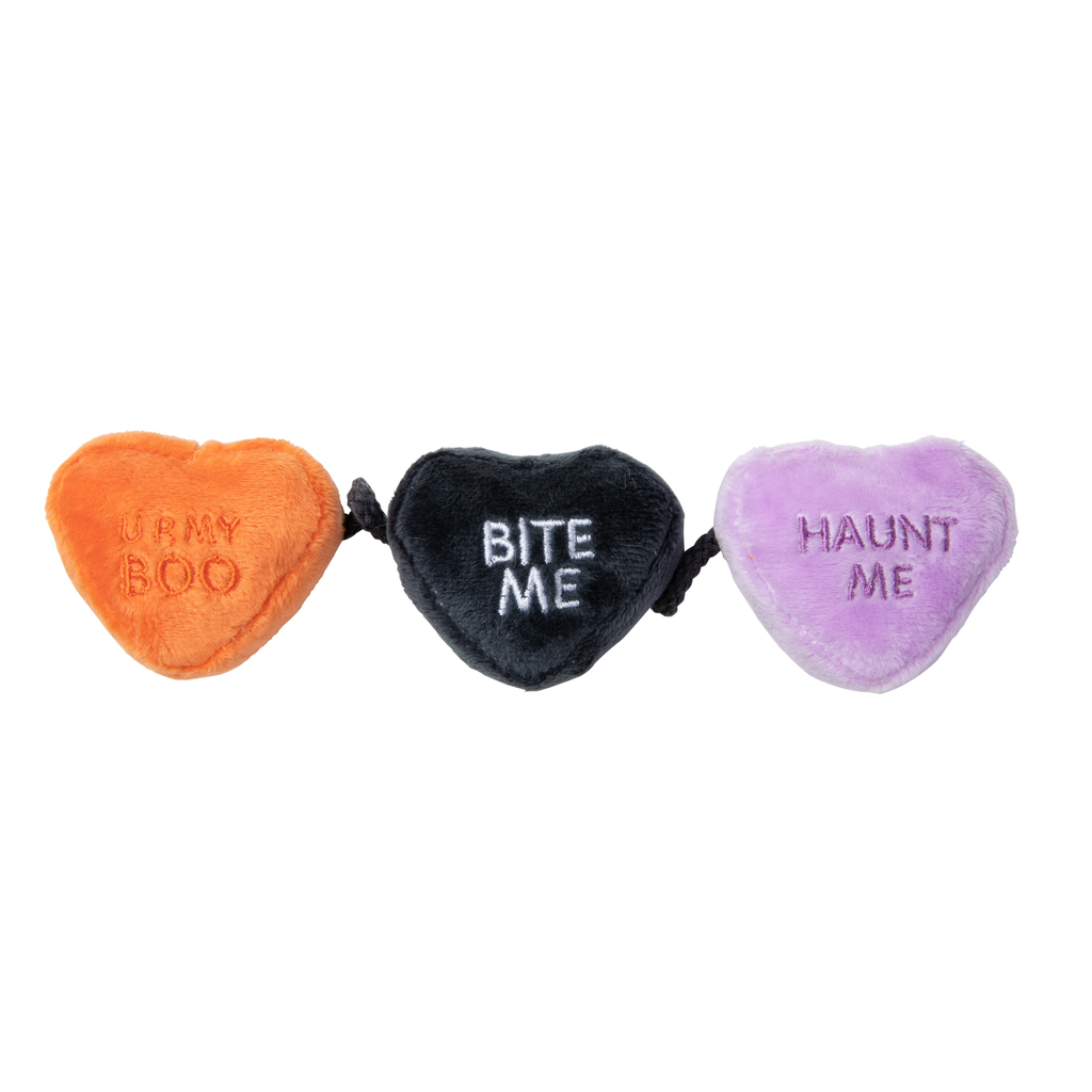 Juguete de Halloween para gatos FuzzYard Spooky Candy Hearts String, piezas de peluche unidas por una cuerda